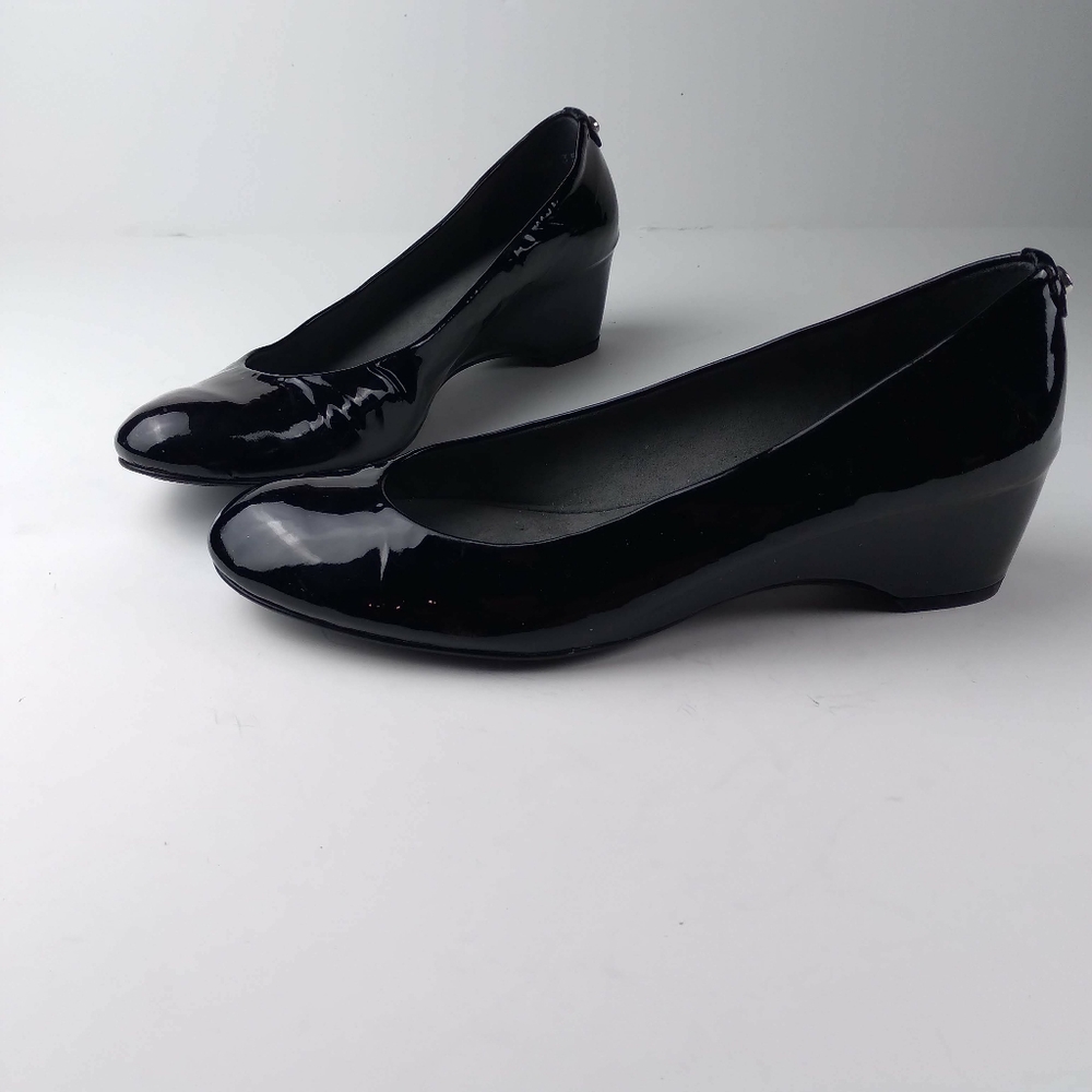 Stewart Weitzman women size 8.5M black patent leather shoe.